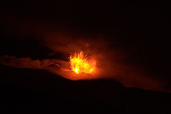 eruzione-vulcano-etna-sicilia-escursioniB4FF76B2-7B05-0D0F-EDD8-C1D57414F466.jpg